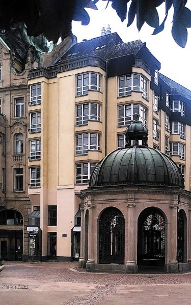 Kochbrunnentempel Historischer Pavillon mit Kuppeldach in einer städtischen Umgebung.