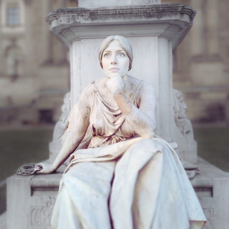 WIesbaden Stadtrallye mit Statuen als GEschichtenerzähler Die Statue einer eleganten Dame, sitzend und nachdenklich.